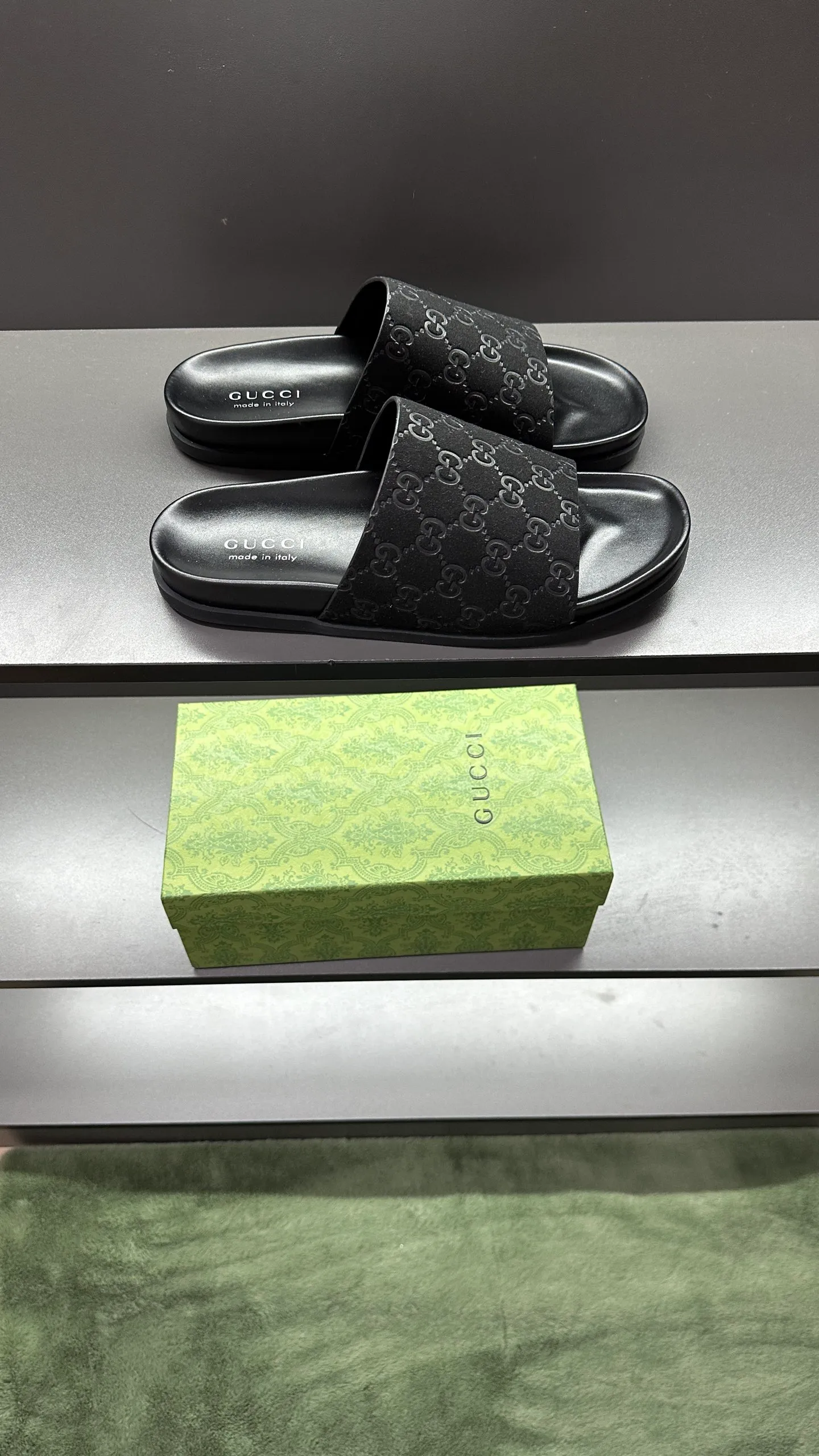 [G Home New Style] P: 300💰Men's size 39~45, (46. Customized) This slipper is made of GG polyester fiber and is decorated with a Gucci label on the front, which adds a striking logo feel to the style. "Gucci Made in Italy" stamped label Rubber sole Flat Made in Italy